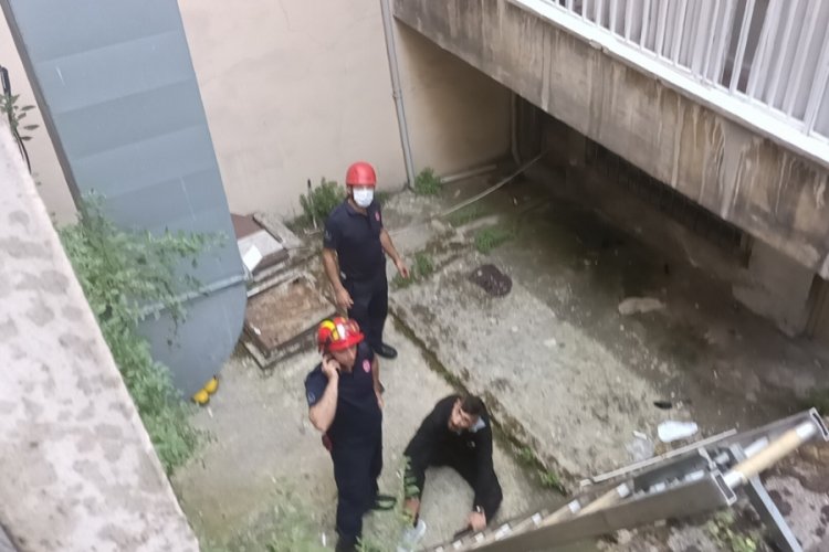 Dolandırmak isterken apartman boşluğuna d&uuml;şt&uuml;