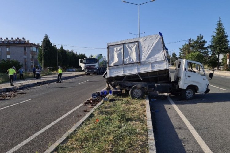 Beton mikseri kamyonete &ccedil;arptı: Yarlılar var...
