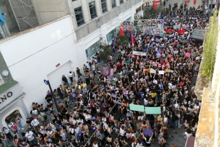 İstiklal Caddesi'nde İstanbul S&ouml;zleşmesi eyleminde arbede &ccedil;ıktı