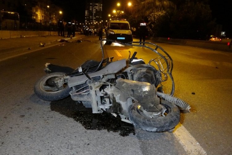 Kontrolden &ccedil;ıkan otomobil trafik polisi ve motosiklete &ccedil;arptı: 2 &ouml;l&uuml;, 1 polis yaralı