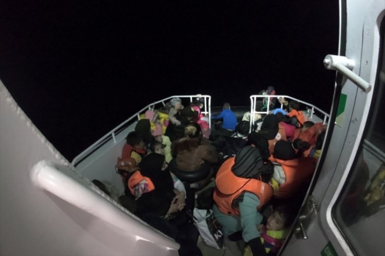 İzmir a&ccedil;ıklarında T&uuml;rk kara sularına itilen 26 sığınmacı kurtarıldı