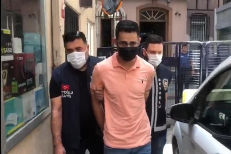 T&uuml;rk lirasına burnunu silen turist g&ouml;zaltında
