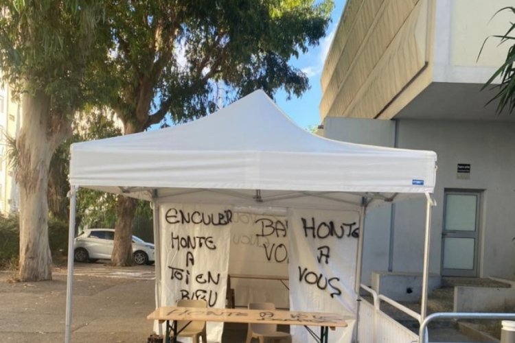 Aşı karşıtları, koronavir&uuml;s aşı merkezine saldırdı