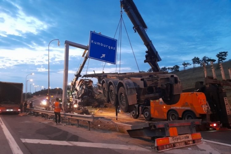 TIR tabela direğine &ccedil;arptı, s&uuml;r&uuml;c&uuml; kabini parampar&ccedil;a oldu: 1 &ouml;l&uuml;