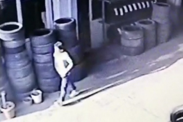 Bursa'da lastik&ccedil;inin bilgisayarını tiş&ouml;rt&uuml;n&uuml;n i&ccedil;ine koyup &ccedil;aldı