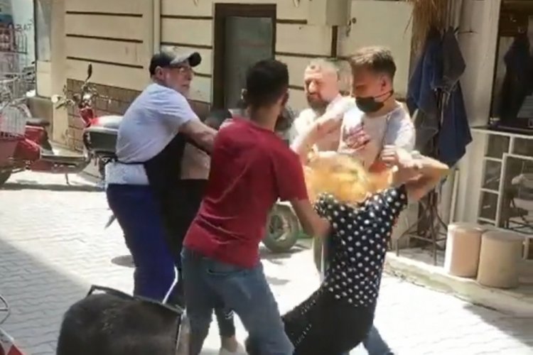 Bursa'da kavgaya tutuşan gen&ccedil; kızları esnaf ayırdı
