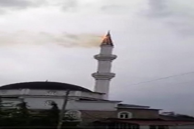 Tokat'ta yıldırım isabet eden caminin minaresi alev aldı