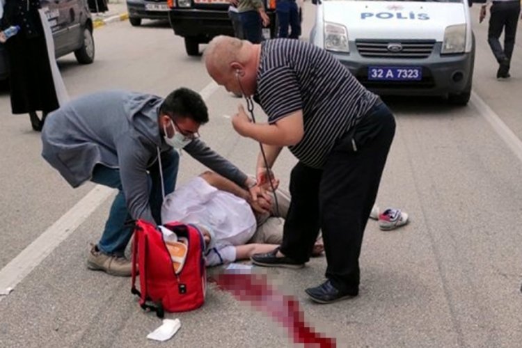 Motosiklet &ouml;nce yayaya sonra durağa &ccedil;arptı: 1 &ouml;l&uuml;, 1 yaralı