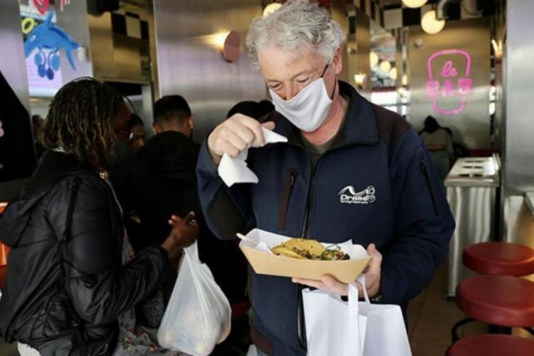 İngiltere'de eski Sağlık Bakanı Matt Hancock'un istifasına kebap kutlaması!