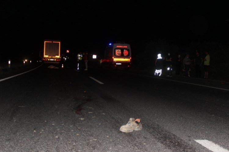 TIR'ın altında kalan bisikletli &ouml;ld&uuml;