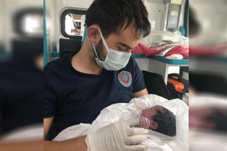 Bakan Koca, ambulansta doğum yaptıran sağlık ekibini ve aileyi kutladı