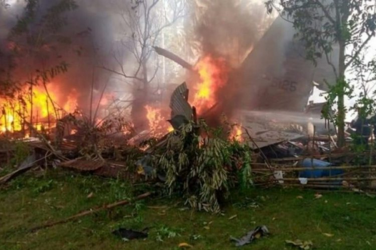 Filipinler'de 92 kişiyi taşıyan askeri uçak düştü!