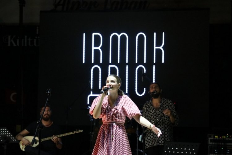 Irmak Arıcı, Bursa İneg&ouml;l'de konser verdi