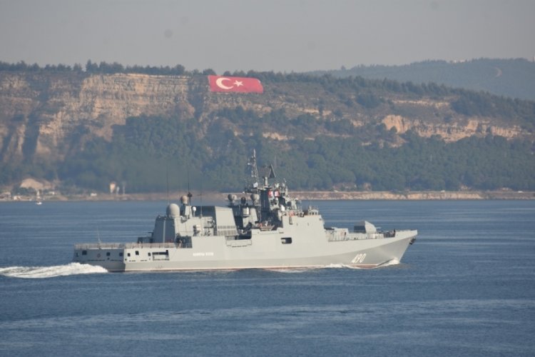 Rus savaş gemisi, &Ccedil;anakkale Boğazı'ndan ge&ccedil;ti