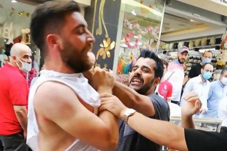 Ortalığın savaş alanına d&ouml;nd&uuml;ğ&uuml; esnaf kavgası kamerada