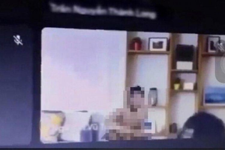 &Ccedil;evrimi&ccedil;i ders sırasında kamerayı a&ccedil;ık unuttu!