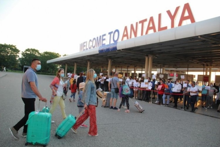 Antalya'ya hafta sonu 683 u&ccedil;akla 128 bin turist geldi