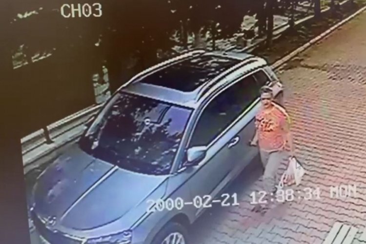Komşusunun otomobilini çizerken güvenlik kamerasına yakalandı