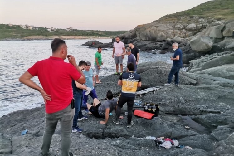 Kayalıklardan d&uuml;şerek yaralandı! Jet ski ile kurtarıldı