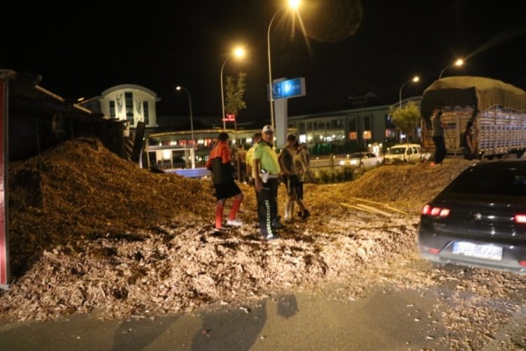 Talaş y&uuml;kl&uuml; tır devrildi: Faciadan d&ouml;n&uuml;ld&uuml;