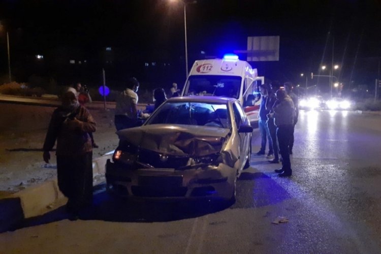 2 ara&ccedil; kafa kafaya &ccedil;arpıştı: 3 yaralı