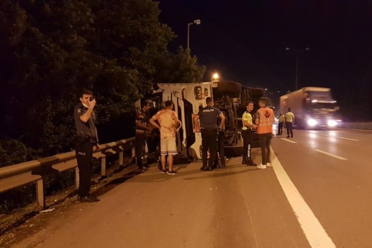 Devrilen tırda sıkışan kişiyi itfaiye kurtardı