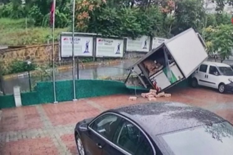 Freni boşalan kamyonet otoparka girdi