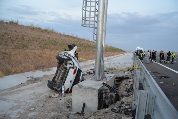 Y&ouml;n tabelasına &ccedil;arpan otomobilin motoru koptu: 2 &ouml;l&uuml;