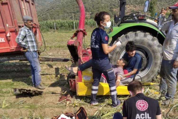 Tarlada &ccedil;alışan &ccedil;ift&ccedil;i, bacağını silaj makinesine kaptırdı