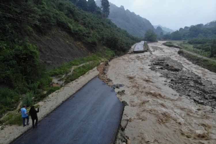 Sel felaketi yolu b&ouml;yle aldı, g&ouml;t&uuml;rd&uuml;