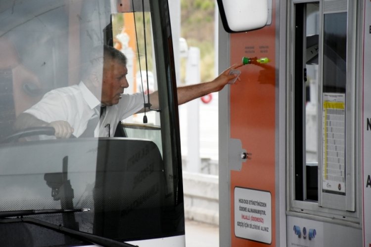 İstanbul-İzmir Otoyolu'nda gişede s&uuml;r&uuml;c&uuml;lerin bekleme s&uuml;relerini azaltan uygulama başladı