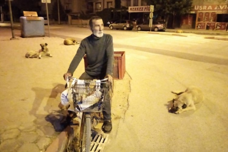 Bursa'da g&uuml;nd&uuml;zleri hurda topluyor, geceleri ise sokak hayvanlarını besliyor