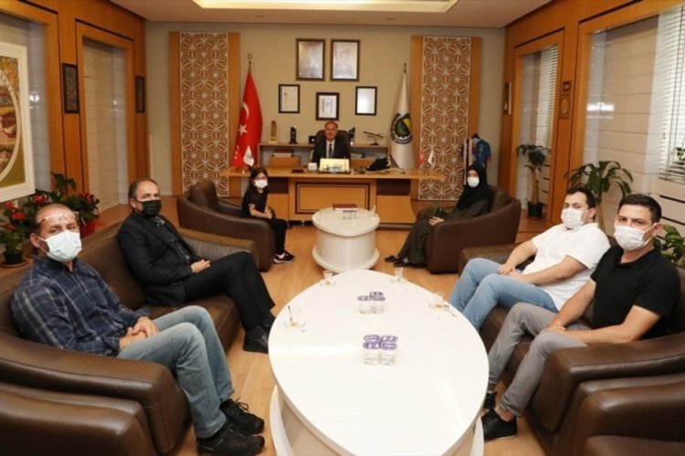 Bursa İneg&ouml;l Belediye Başkanı Taban, şampiyon Zeynep'i &ouml;d&uuml;llendirdi