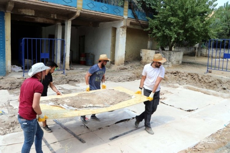 Kazıda &ccedil;ıkarılan mozaikler Zeugma M&uuml;zesi'ne taşınıyor