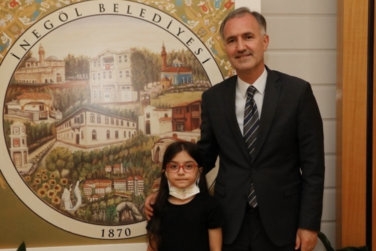 Bursa İneg&ouml;l Belediye Başkanı Taban, şampiyon &ouml;ğrenciyi &ouml;d&uuml;llendirdi