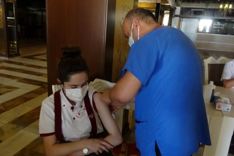 Turizm &ccedil;alışanları otellerinde aşılanmaya başladı