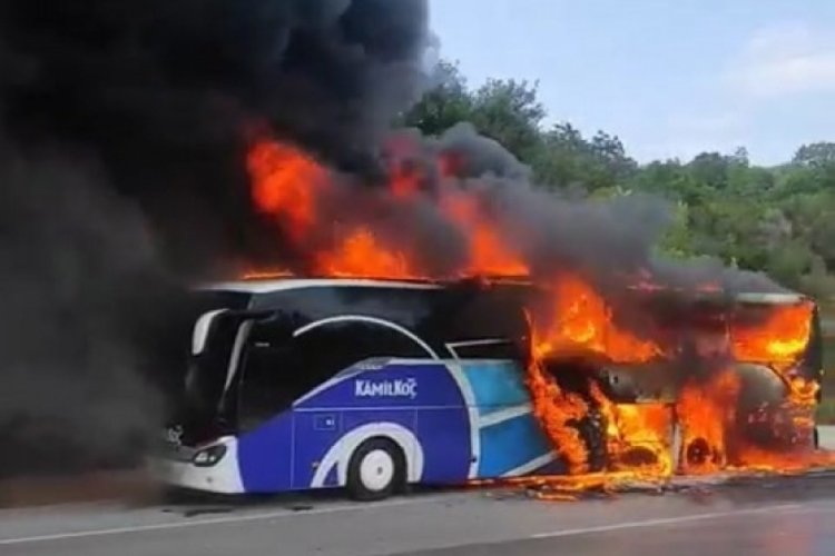 Yolcu otob&uuml;s&uuml;, seyir halinde alev alev yandı!