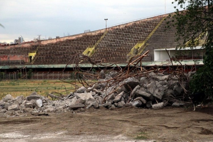 Tarihi Cebeci İn&ouml;n&uuml; Stadı yıkılıyor