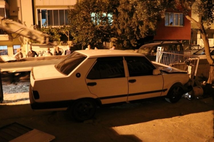 Otomobiliyle bah&ccedil;e duvarına &ccedil;arptı, yaya olarak ka&ccedil;tı