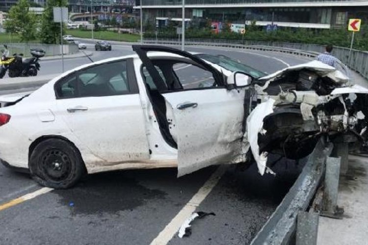 Kağıthane'de feci kaza! S&uuml;r&uuml;c&uuml; otomobile sıkıştı