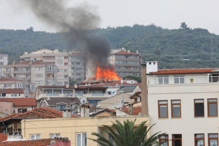 Bursa'da 5 katlı binanın çatısı alev alev yandı
