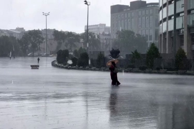 Sağanak vatandaşlara zor anlar yaşattı