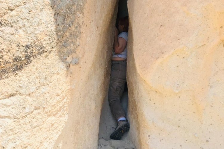ABD'li turist, Kapadokya'da kayalıkların arasına sıkıştı