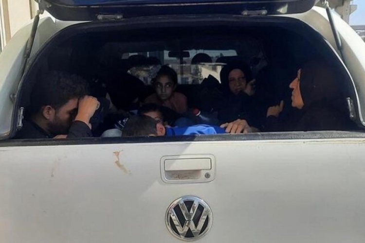 Kamyonetin arkasından ka&ccedil;ak g&ouml;&ccedil;men &ccedil;ıktı!