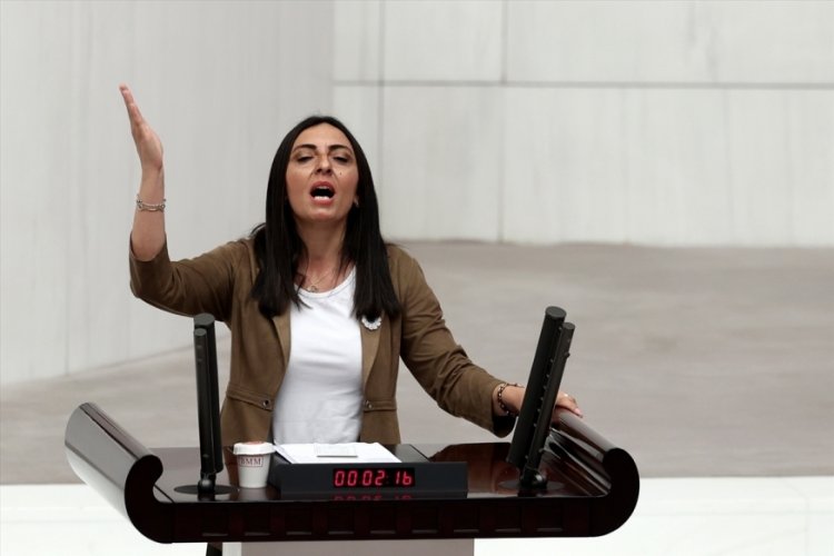 Meclis'te m&uuml;zik yasağı tepkisi: Bursa Milletvekili Kayışoğlu, k&uuml;rs&uuml;de t&uuml;rk&uuml; okudu