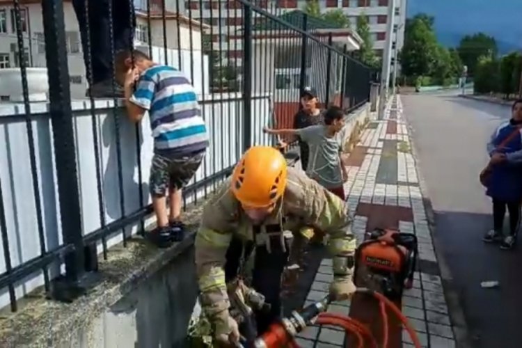 Bursa'da korkuluklara sıkışan &ccedil;ocuğu itfaiye kurtardı