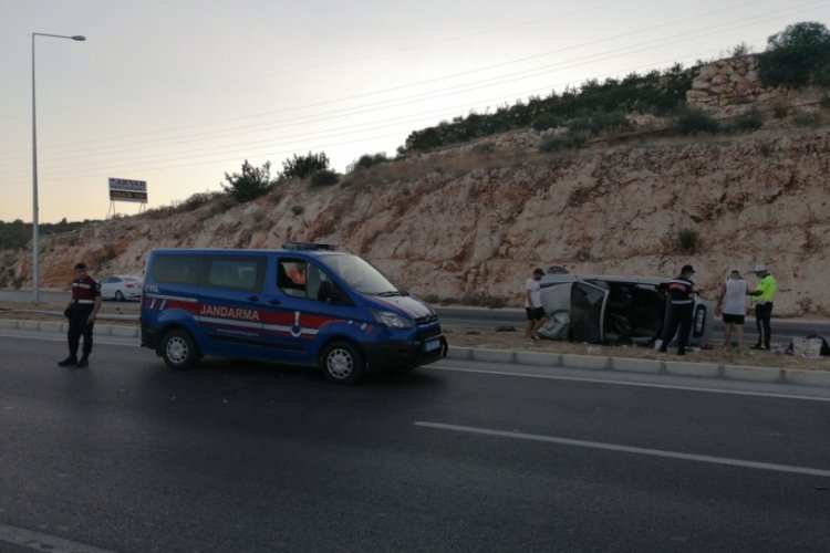Otomobil aydınlatma direğine &ccedil;arptı: 4 yaralı