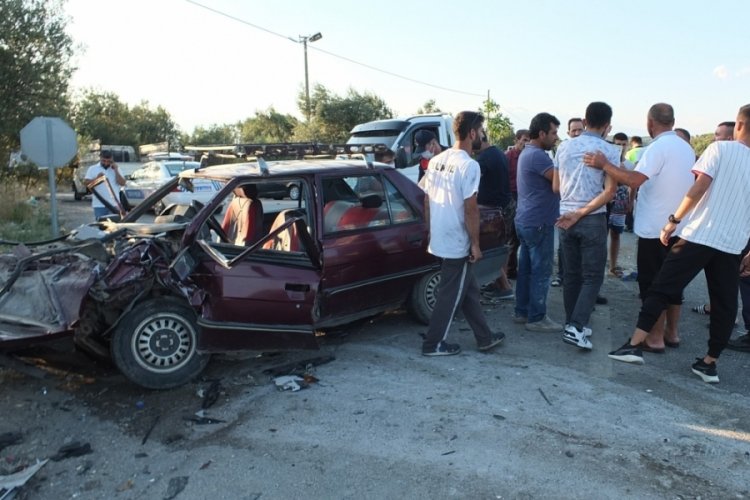 Balıkesir'de iki otomobil &ccedil;arpıştı: 7 kişi yaralandı