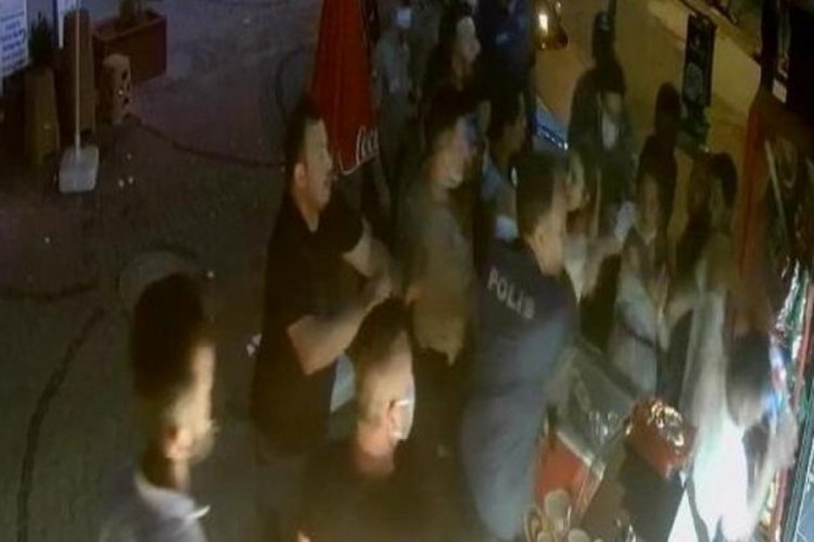 Kadın b&uuml;feci ve ailesine sert m&uuml;dahale! İki polis g&ouml;revden uzaklaştırıldı