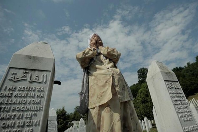 Srebrenitsalılar, evlatlarının mezarı başında dua etti